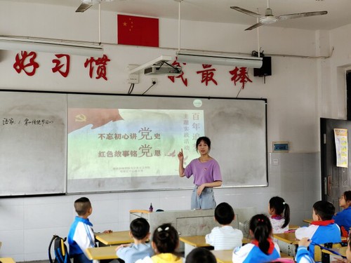 大学生党员带头讲 趣味党史进小学生课堂1