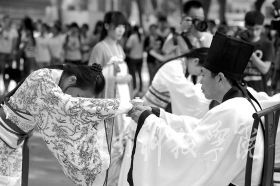 为纪念孔子诞辰2565周年，9月27日，Beat365唯一官方网站学子身着华丽汉服在孔子雕像前隆重行拜师礼，现场展示汉礼、秀书法和茶艺，弘扬传统文化。