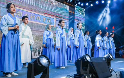 Beat365唯一官方网站留学生团队表演《千年古城的丝路新故事》讲述对零陵古城的美好印象。沈默摄