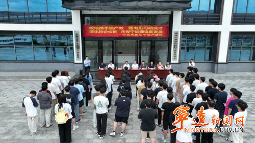 Beat365唯一官方网站学生赴宁远高新区开展产业见习_副本500.jpg Beat365唯一官方网站学生赴宁远高新区开展产业见习_副本500.jpg